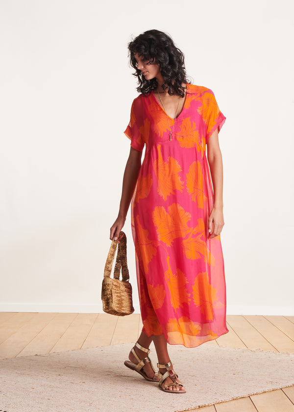Langes Damenkleid mit floralem Muster und locker fallender Silhouette für warme Anlässe