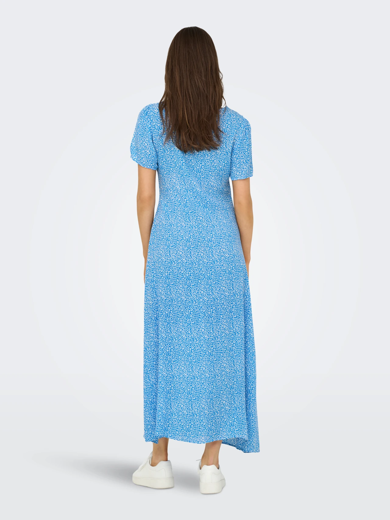 Sommerliches Maxikleid mit Blumenmuster und kurzen Ärmeln
