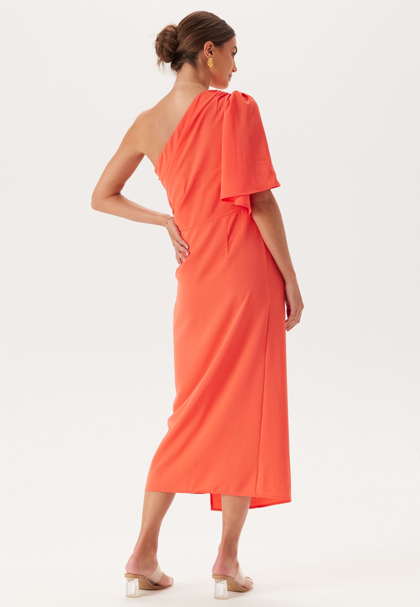 Asymmetrisches Midikleid mit einem plissierten Kurzarm