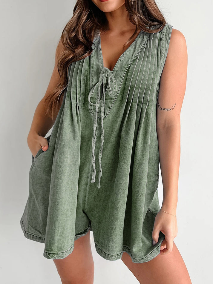 Sommerlicher kurzer Jumpsuit mit V Ausschnitt Schleife und lockerem Schnitt
