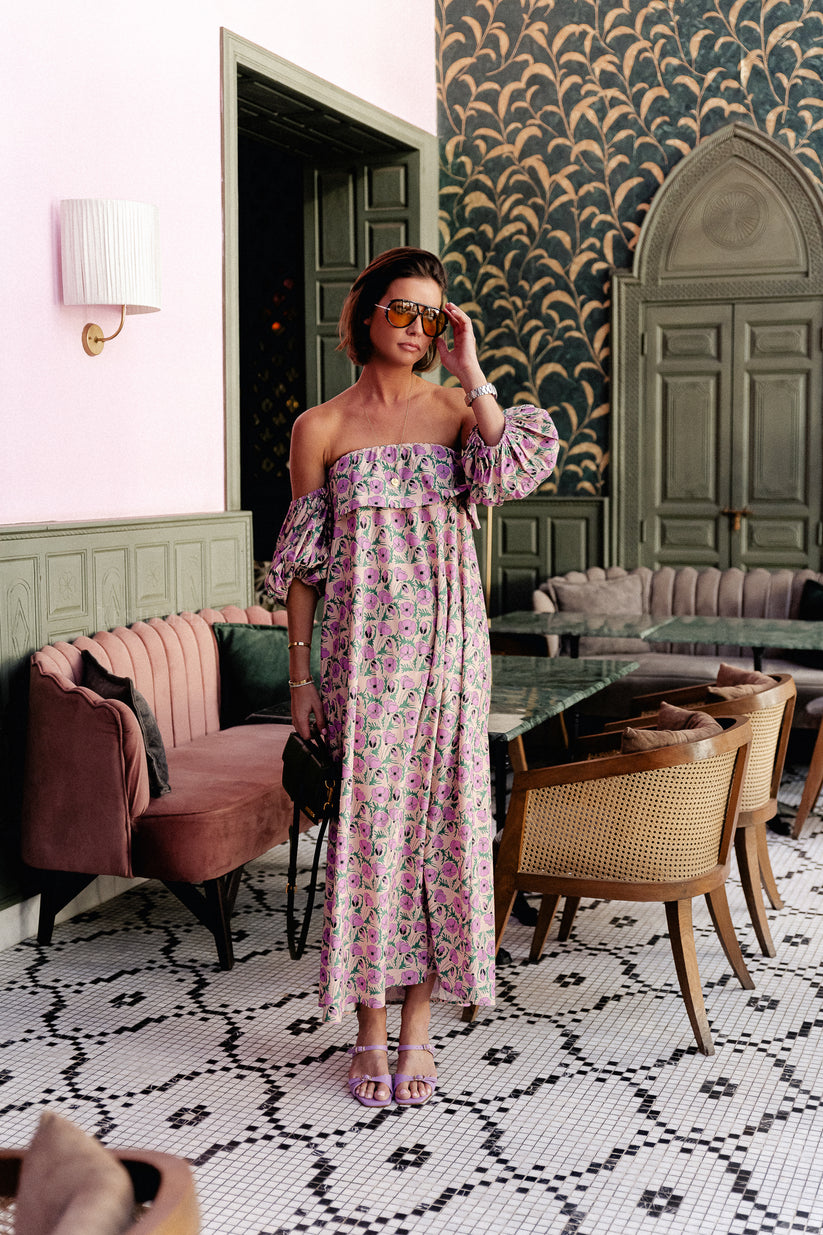 Langes elegantes Kleid mit leichten Puffärmeln und floralem Muster für besondere Anlässe