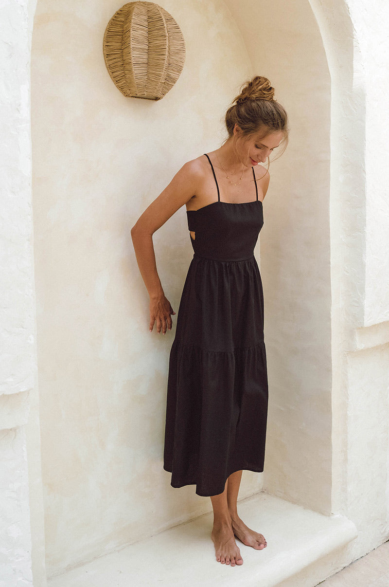 Stilvolles Midikleid mit feinen Trägern und gekreuzten Bindebändern am Rücken