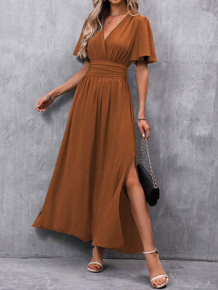 Langes elegantes Kleid mit sanftem Fall und kurzen Ärmeln für besondere Anlässe