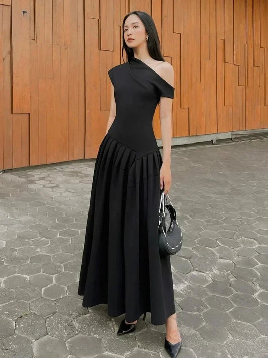 Modernes Maxikleid mit schulterfreiem Design und fließender Silhouette