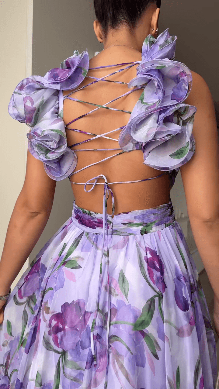 Langes Kleid mit Rückenausschnitt und zartem Blumenmuster im femininen Look