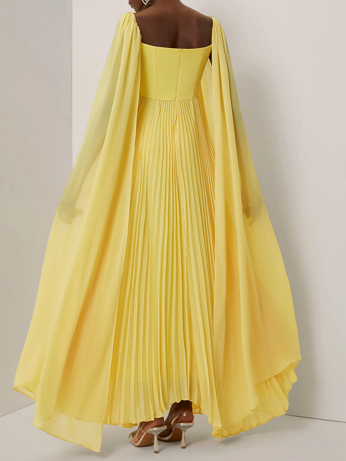 Faltiges Maxikleid mit eckigem Ausschnitt und langen ausgestellten Ärmeln für besondere Anlässe