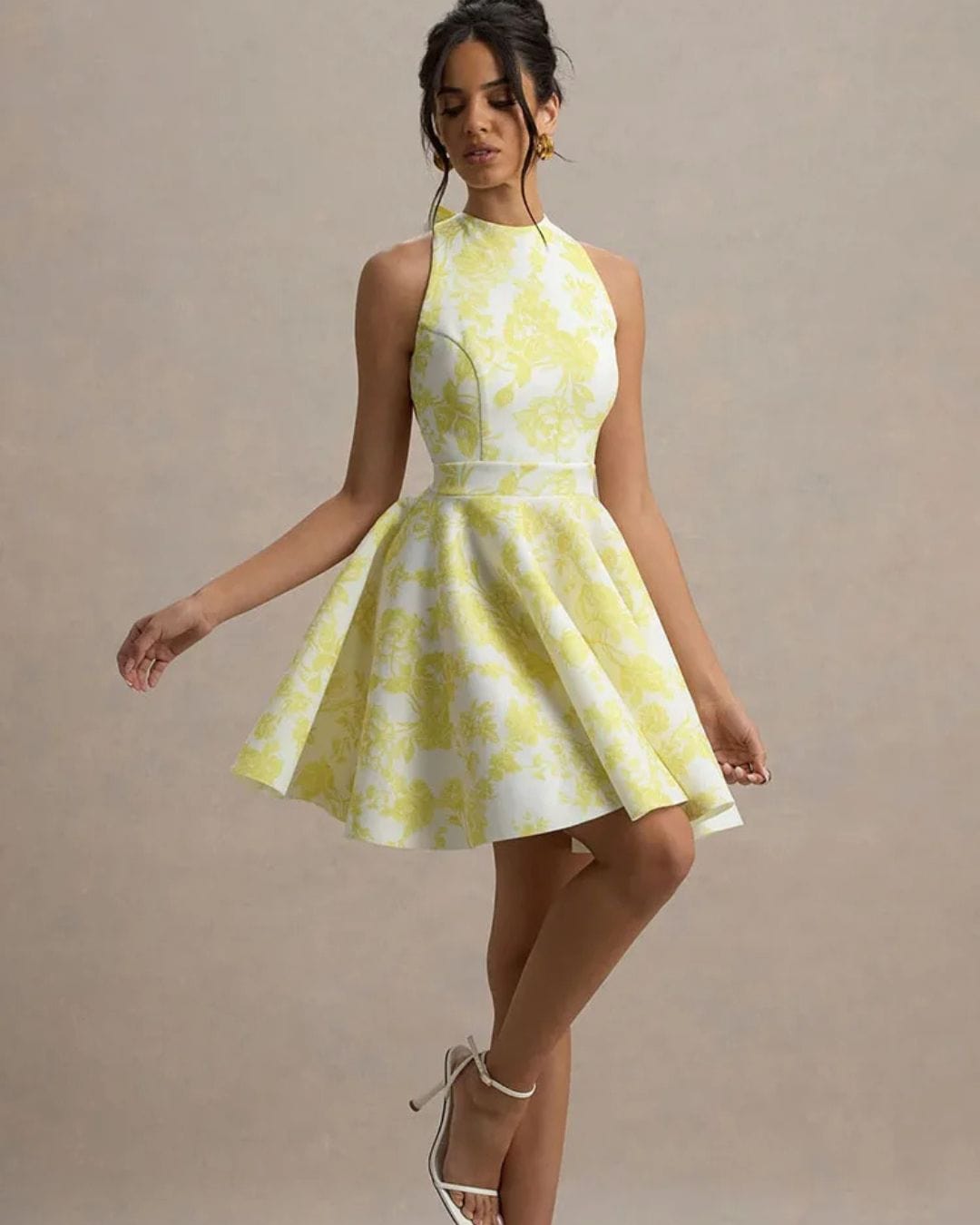 Elegantes Minikleid mit Rückenausschnitt und Schleife im Rückenbereich
