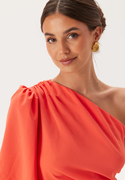 Asymmetrisches Midikleid mit einem plissierten Kurzarm