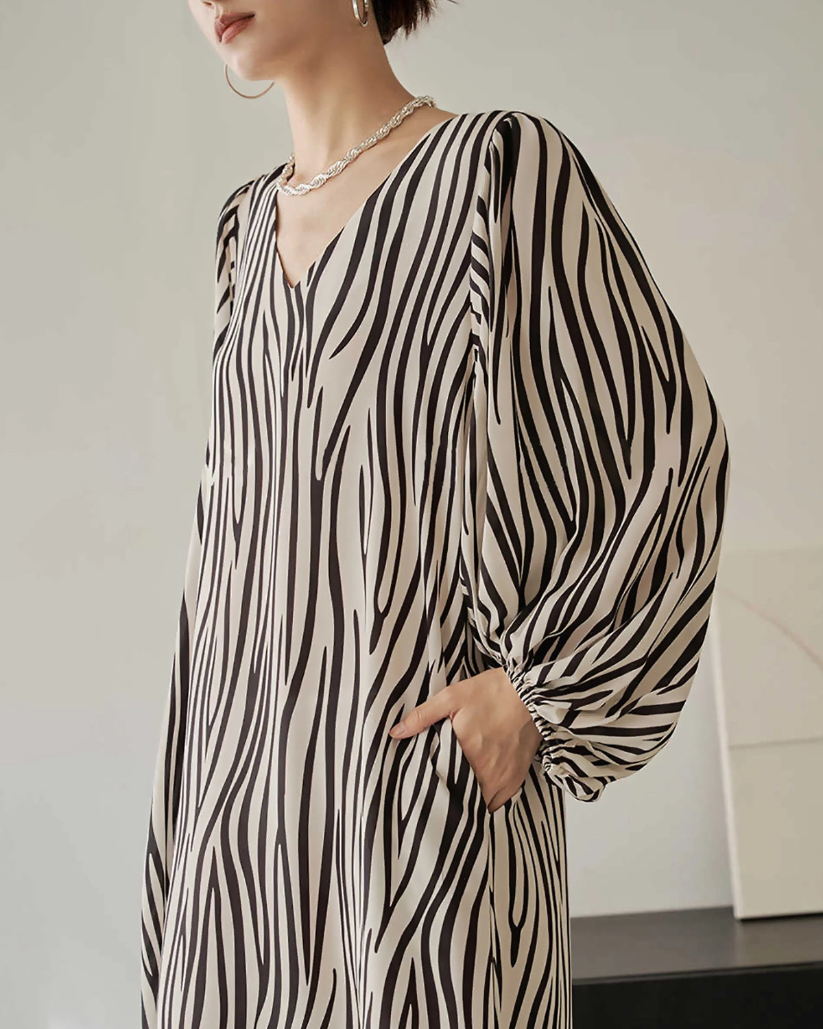 Maxikleid im lockeren Stil mit modernem Zebramuster
