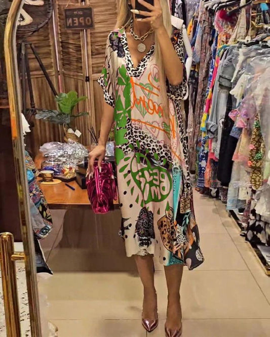 Elegantes Freizeitkleid mit kurzen weiten Ärmeln und modernem Muster