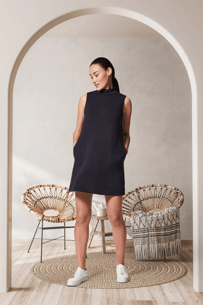 Ärmelloses Minikleid mit hohem Ausschnitt für einen schlichten Look