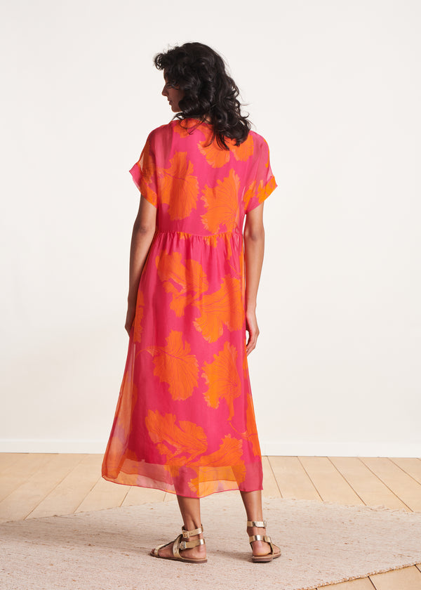 Langes Damenkleid mit floralem Muster und locker fallender Silhouette für warme Anlässe