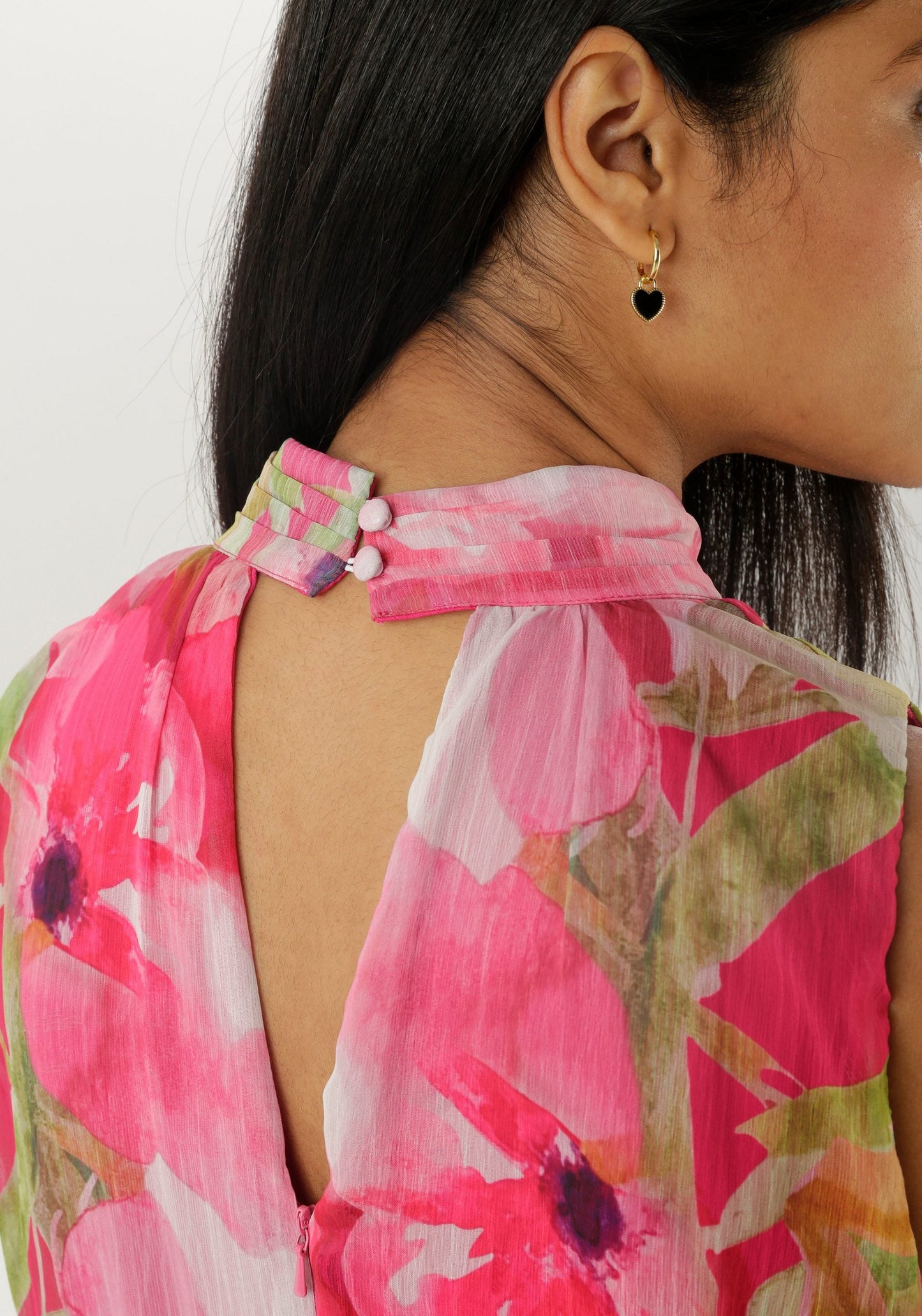 Midikleid mit zartem Blumenmuster und modernem Nackenträgerstil