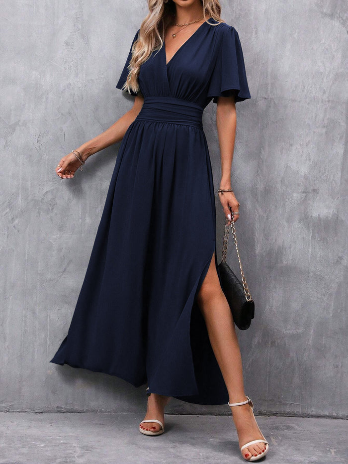 Langes elegantes Kleid mit sanftem Fall und kurzen Ärmeln für besondere Anlässe
