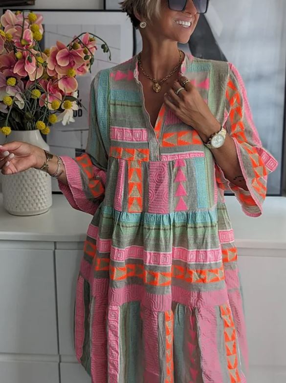 Modisches kurzes Sommerkleid für Damen mit zeitgemäßem Look