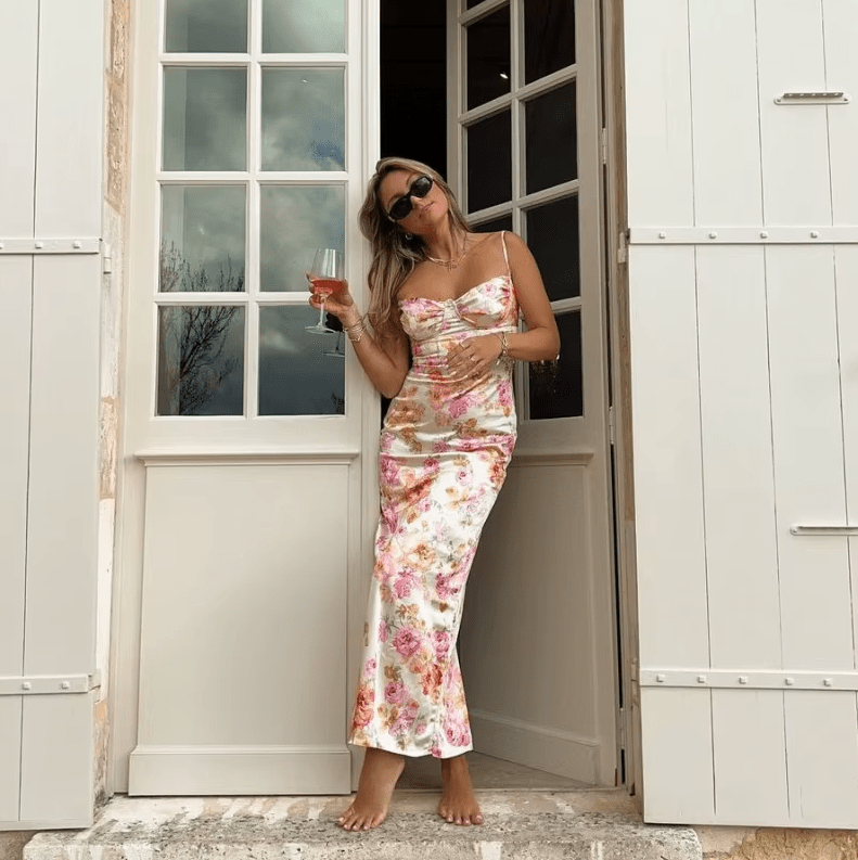 Langes Sommerkleid mit Blumenmuster und schmalen Trägern