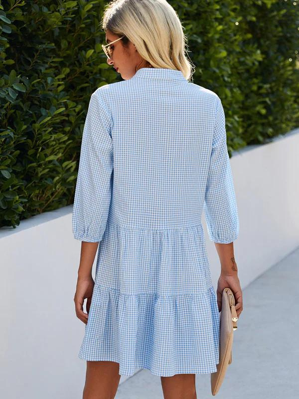 Kariertes Damenkleid mit durchgehender Knopfleiste und zeitlosem Schnitt