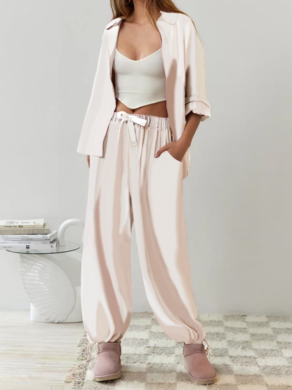 Locker sitzendes Damen-Pyjama-Set mit Hemd und weiter Hose