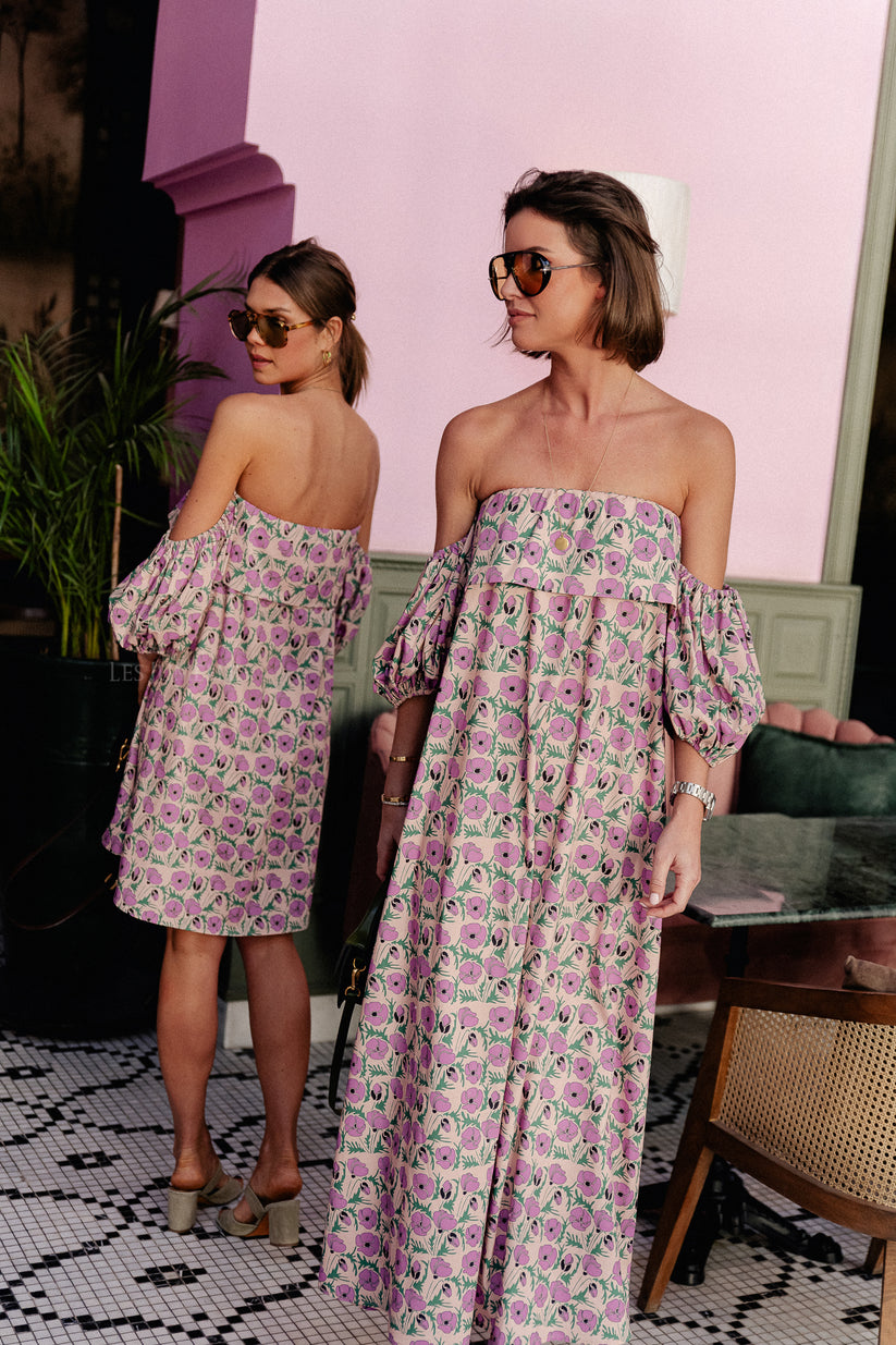 Langes elegantes Kleid mit leichten Puffärmeln und floralem Muster für besondere Anlässe