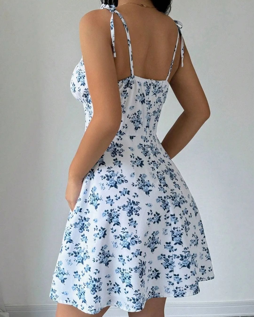 Verspieltes Minikleid mit Blumenmuster und schmalen Trägern