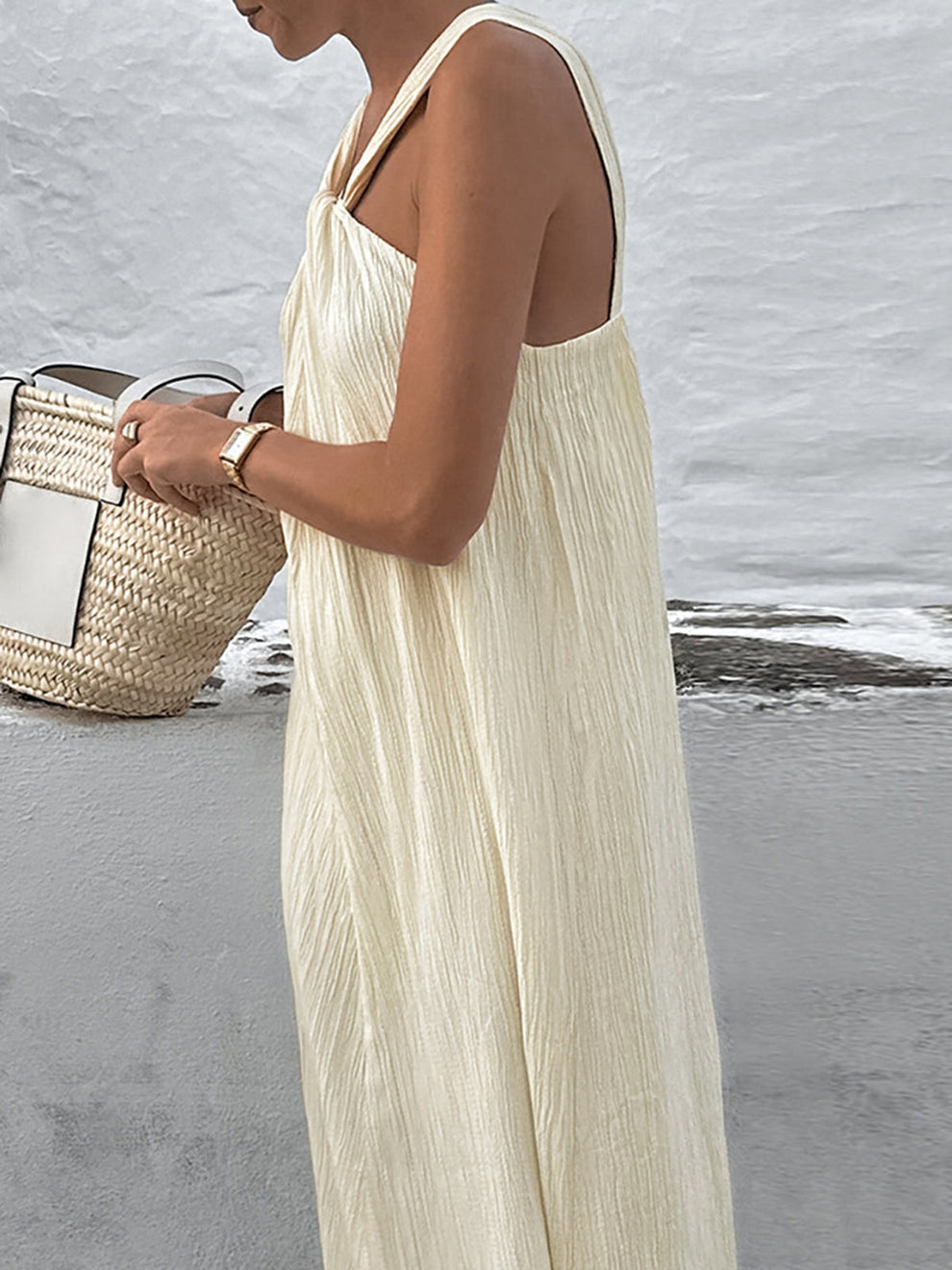 Elegantes langes Kleid mit fließendem Schnitt und feinem Halterdesign für besondere Anlässe