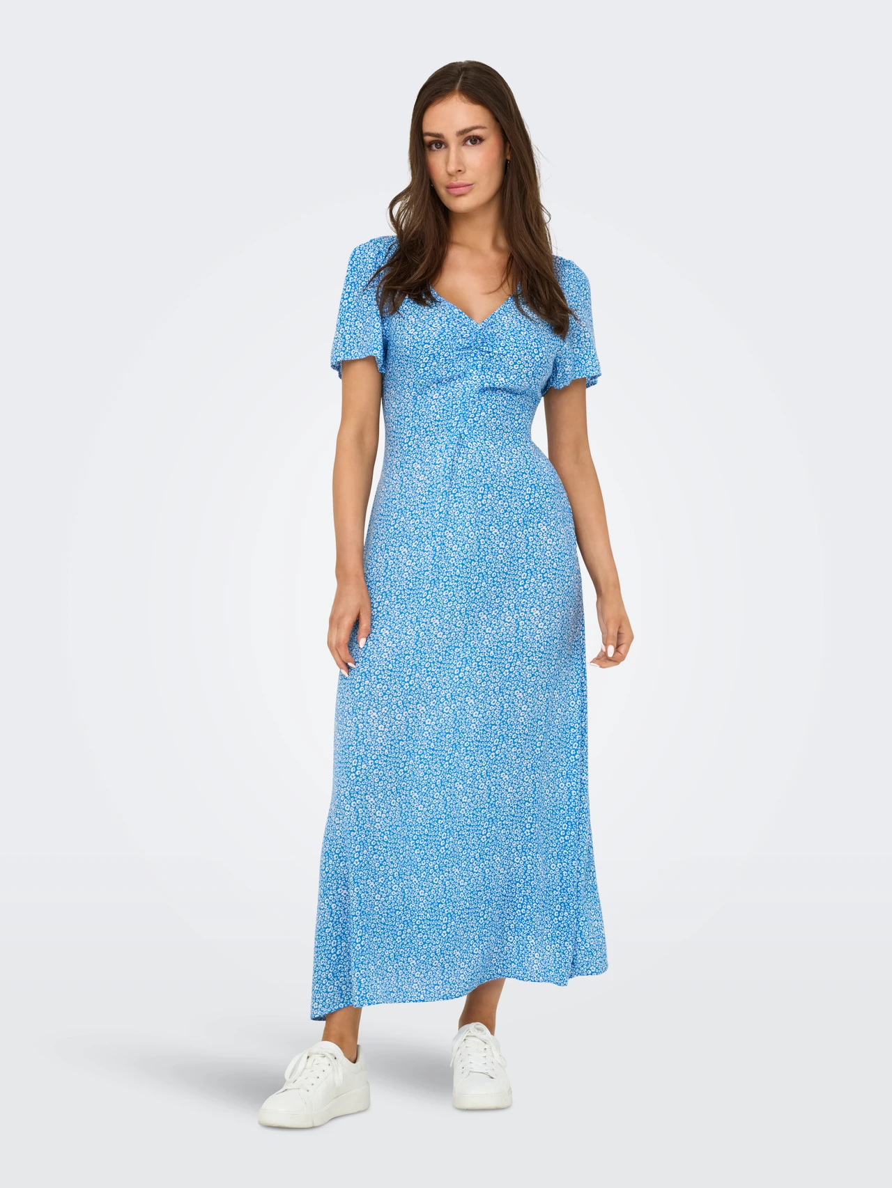 Sommerliches Maxikleid mit Blumenmuster und kurzen Ärmeln