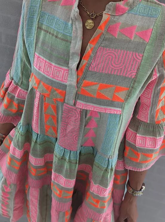 Modisches kurzes Sommerkleid für Damen mit zeitgemäßem Look