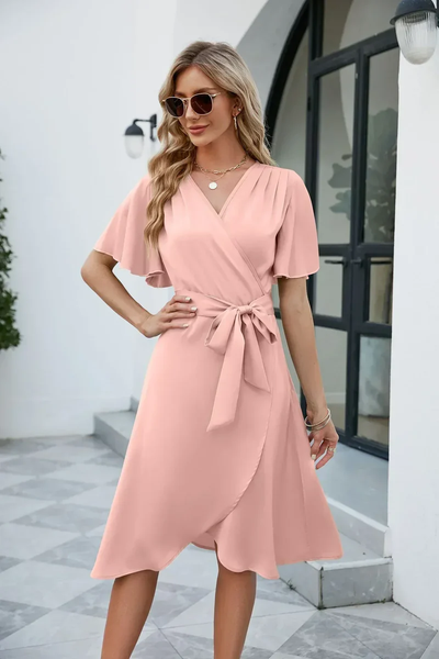 Kurzes elegantes Wickelkleid mit Schleifenverschluss und fließender Form