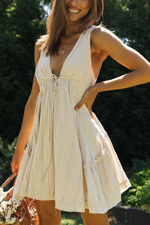 Kurzes Kleid mit V Ausschnitt Bindung und offenem Rücken