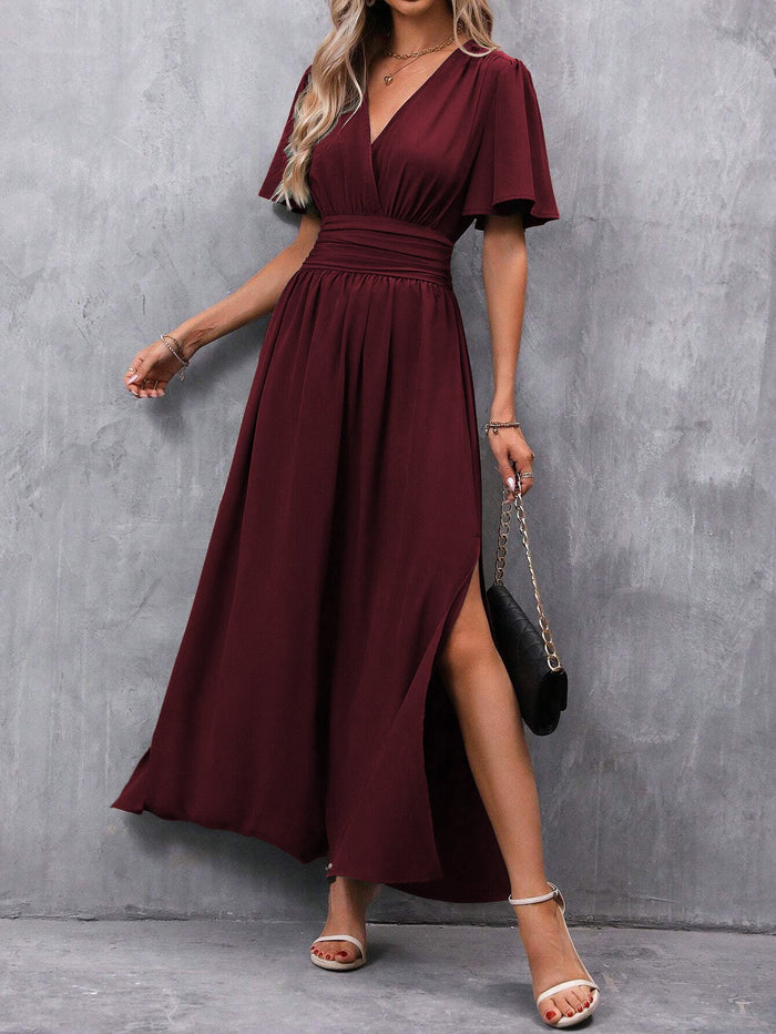 Langes elegantes Kleid mit sanftem Fall und kurzen Ärmeln für besondere Anlässe