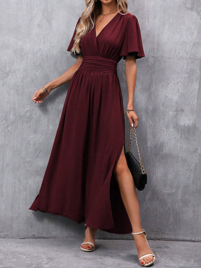 Langes elegantes Kleid mit sanftem Fall und kurzen Ärmeln für besondere Anlässe