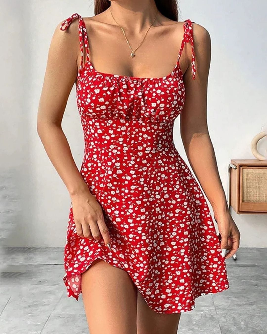 Verspieltes Minikleid mit Blumenmuster und schmalen Trägern