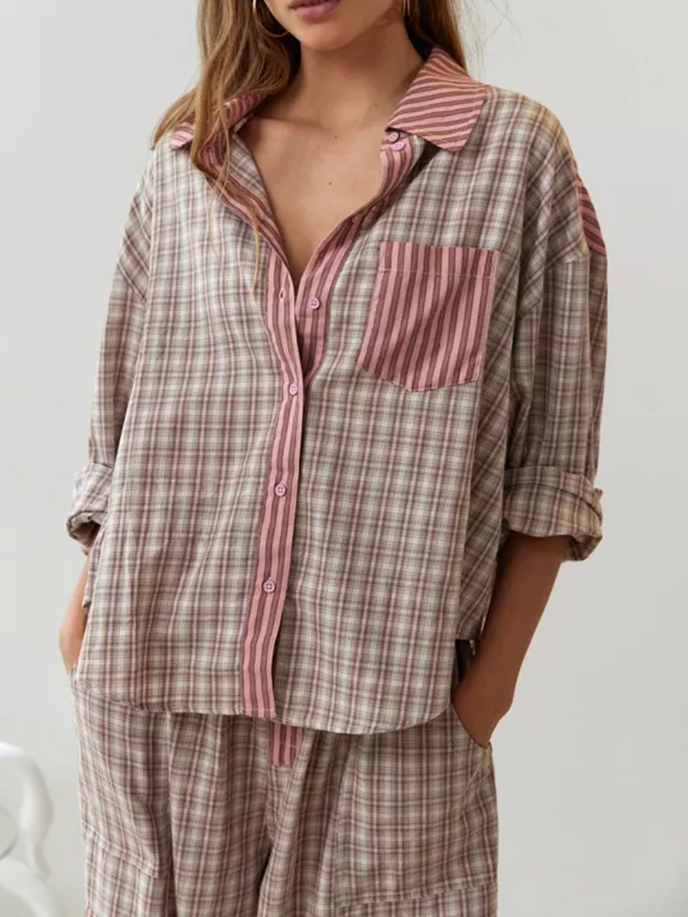 Locker sitzendes Damen-Pyjama-Set mit Hemd und weiter Hose