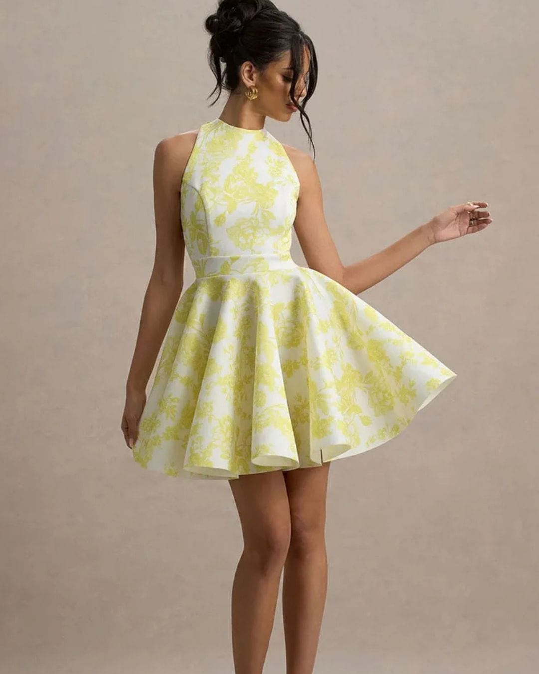 Elegantes Minikleid mit Rückenausschnitt und Schleife im Rückenbereich