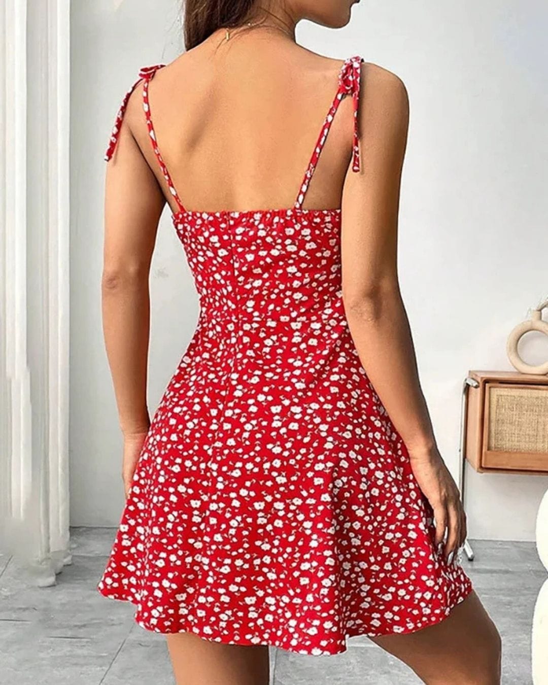 Verspieltes Minikleid mit Blumenmuster und schmalen Trägern