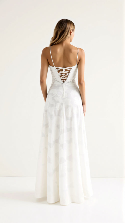 Elegantes Maxikleid mit feinen Trägern und Schnürung im Rückenbereich