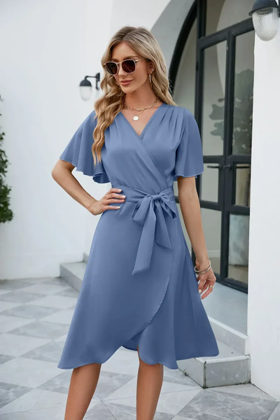 Kurzes elegantes Wickelkleid mit Schleifenverschluss und fließender Form