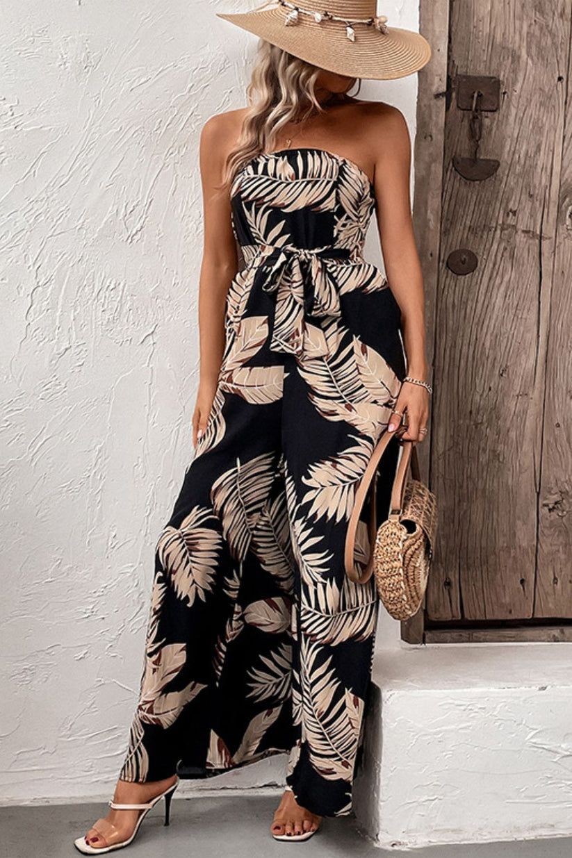 Schulterloser Jumpsuit mit Blattmuster und weitem Bein für entspannte Sommertage