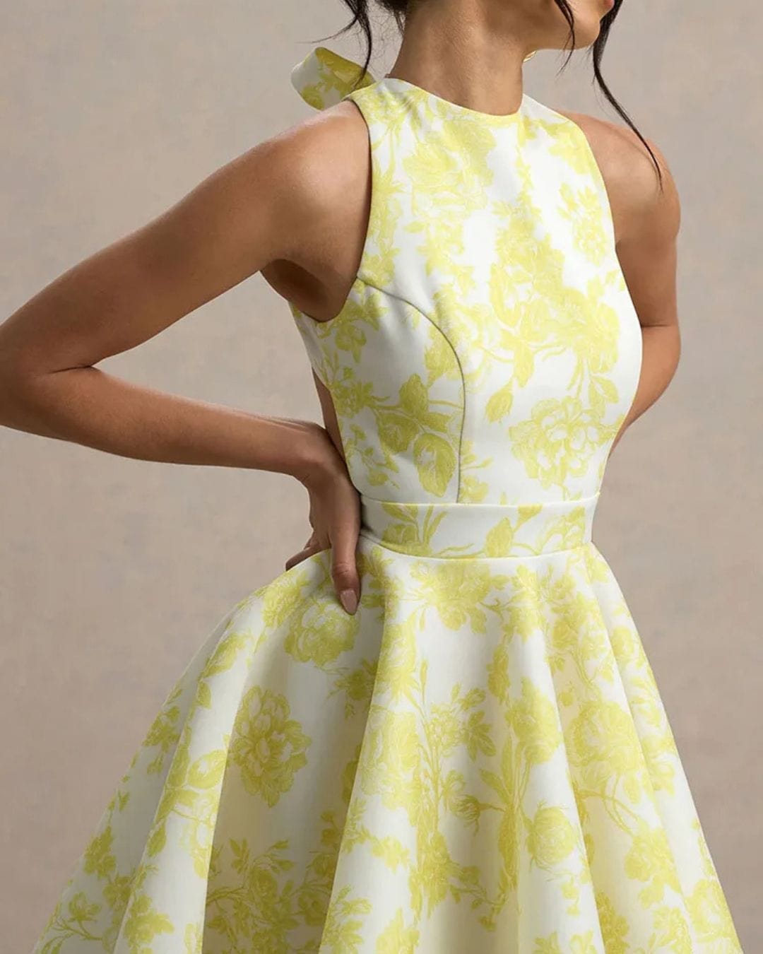 Elegantes Minikleid mit Rückenausschnitt und Schleife im Rückenbereich