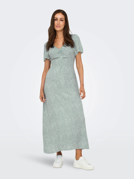 Sommerliches Maxikleid mit Blumenmuster und kurzen Ärmeln