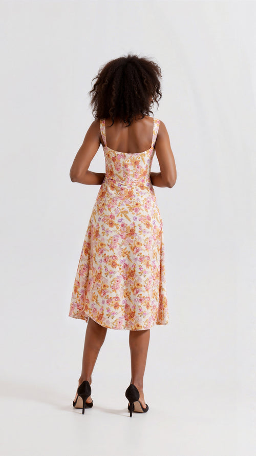 Langes Blumenkleid mit Volantdetails für luftige Sommertage