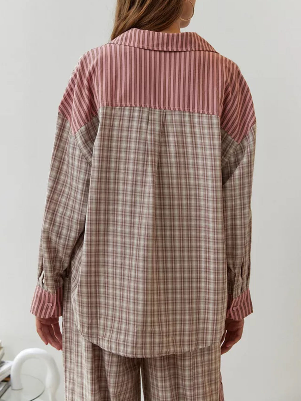 Locker sitzendes Damen-Pyjama-Set mit Hemd und weiter Hose