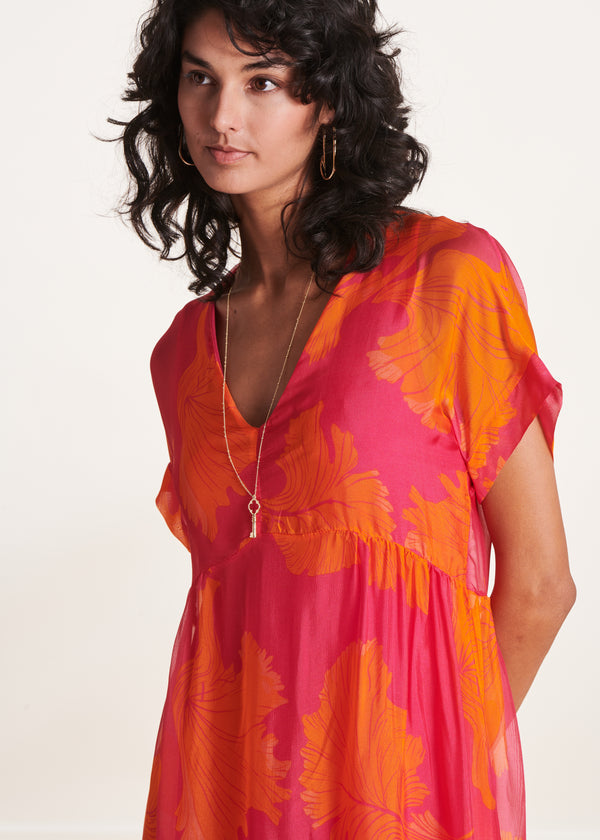 Langes Damenkleid mit floralem Muster und locker fallender Silhouette für warme Anlässe