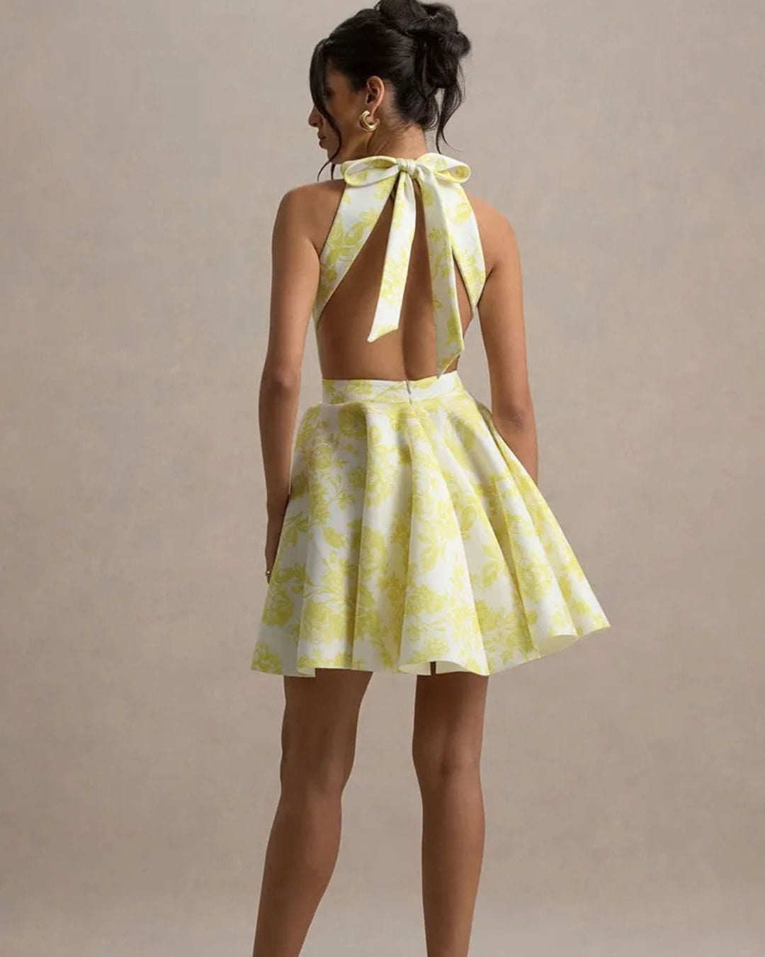 Elegantes Minikleid mit Rückenausschnitt und Schleife im Rückenbereich