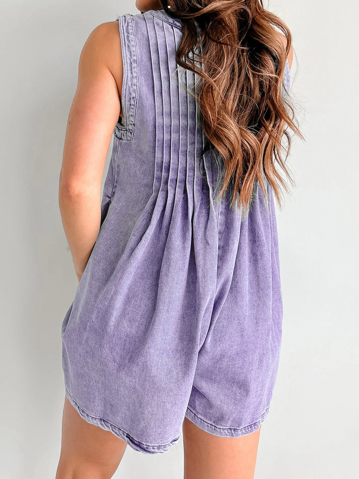 Sommerlicher kurzer Jumpsuit mit V Ausschnitt Schleife und lockerem Schnitt