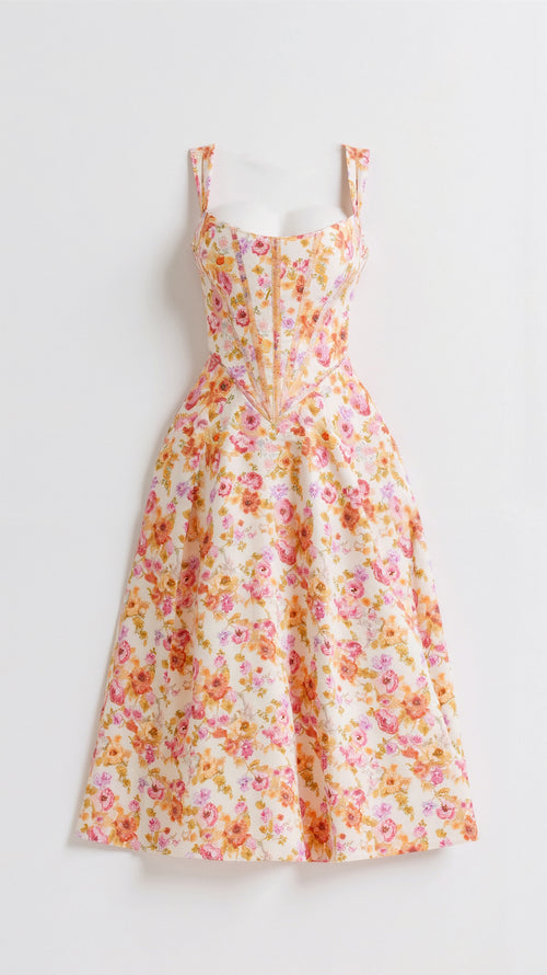 Langes Blumenkleid mit Volantdetails für luftige Sommertage