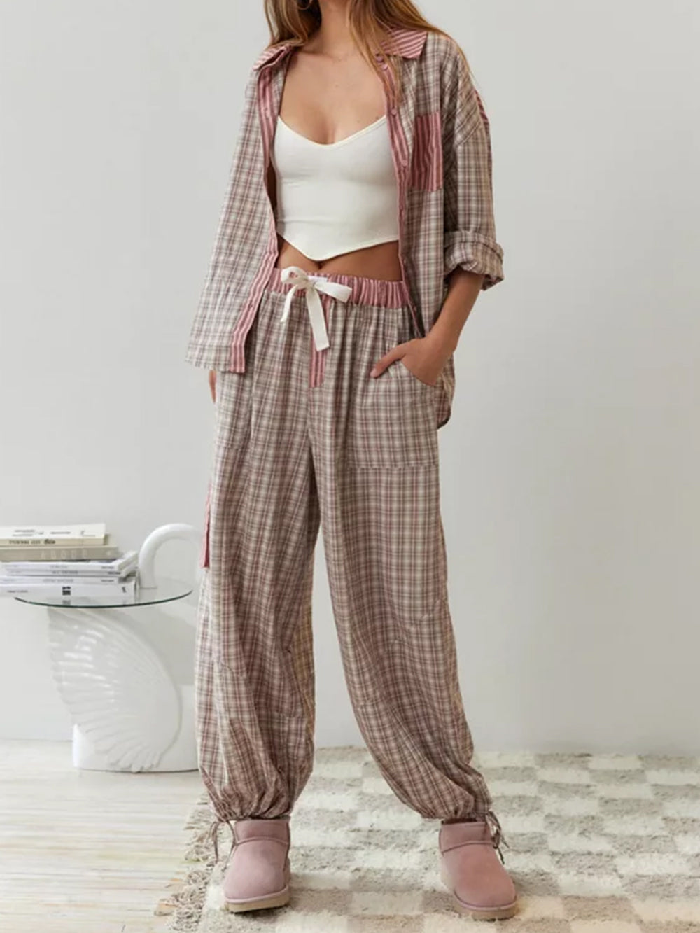Locker sitzendes Damen-Pyjama-Set mit Hemd und weiter Hose