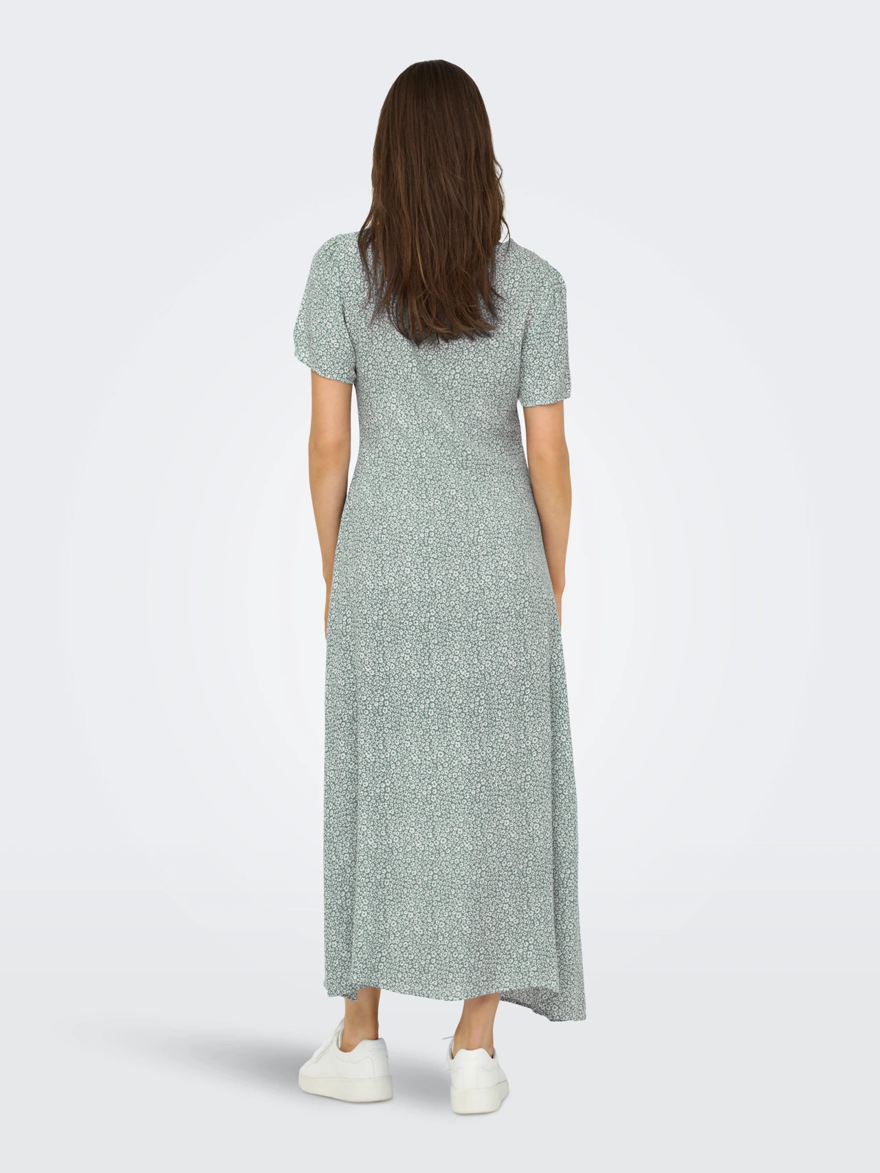 Sommerliches Maxikleid mit Blumenmuster und kurzen Ärmeln
