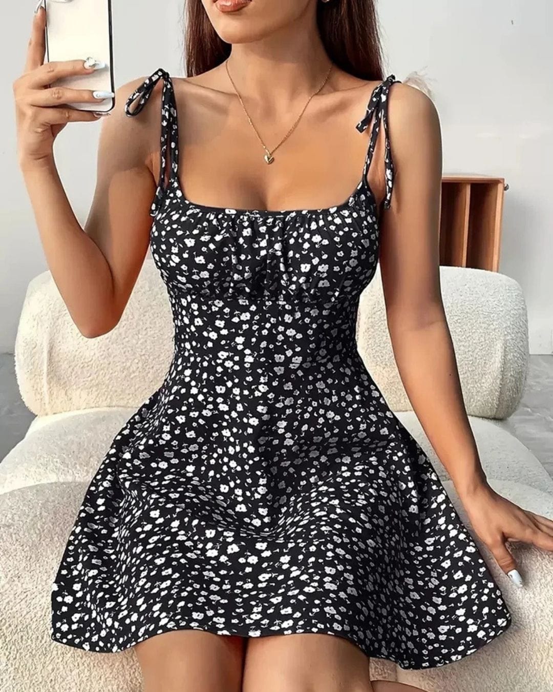 Verspieltes Minikleid mit Blumenmuster und schmalen Trägern