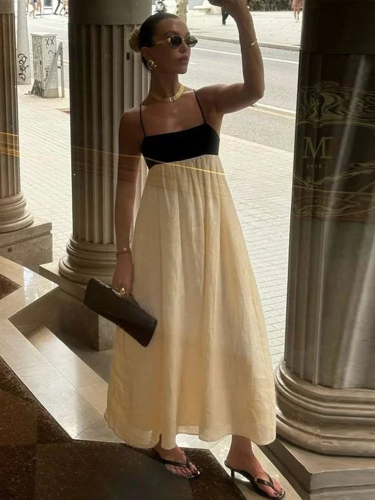 Modernes Sommer Maxikleid mit schmalen Trägern und lockerer Passform